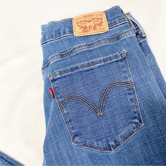 Levi’s Women’s Classic Straight Medium Wash Jeans - Picture 8 of 11